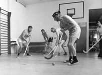 828004 Afbeelding van een enkele hartpatiënten die zaalhockeyen op de afdeling fysiotherapie in het Diakonessenhuis ...
